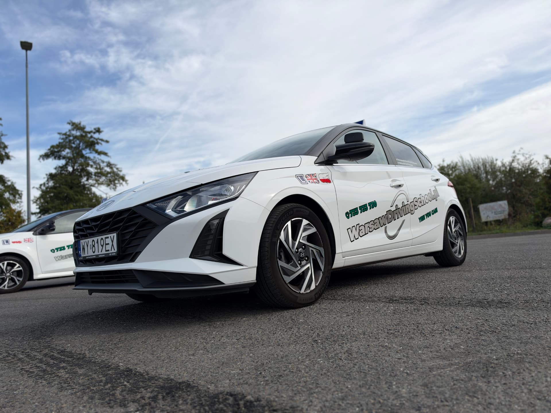 Hyundai i20 Warsaw Driving School z tabliczką L przed egzaminem